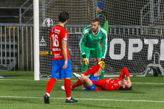 Helsingborgs målvakt Alexander Nilsson kollar till Mikkel