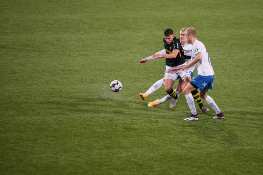 s Erik Ring mot IFK Norrköpings Eric Smith och Filip