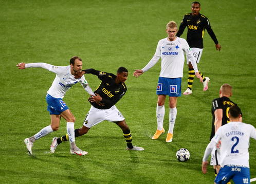 s Paulos Abraham i duell intill IFK Norrköpings Eric Smith