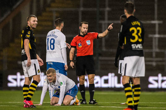 Domare Kristoffer Karlsson framför IFK Norrköpings Eric