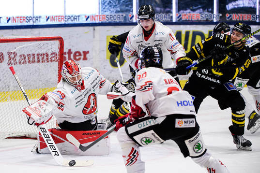 Västerås Isac Skedung oroar framför Vita Hästens