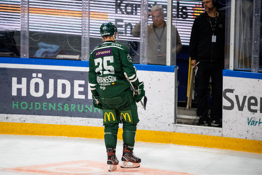 Färjestads Martin Johansson lämnar isen i samband med att