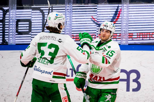 Rögles Simon Ryfors jublar med Moritz Seider