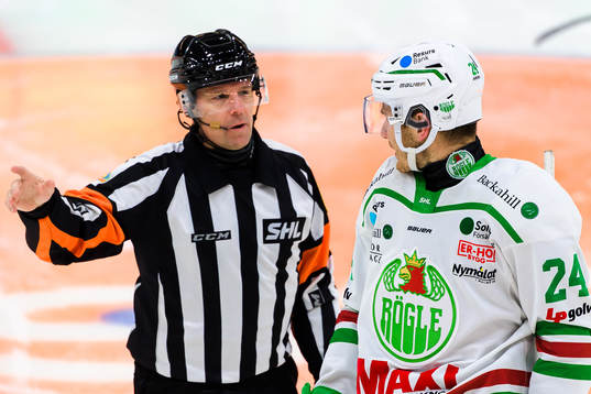 Domare Wolmer Edqvist i samtal med Rögles Benjamin Smith