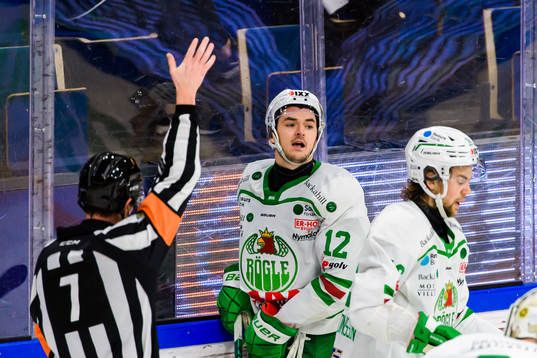 Domare Christoffer Holm ger Rögles Brady Ferguson utvisning