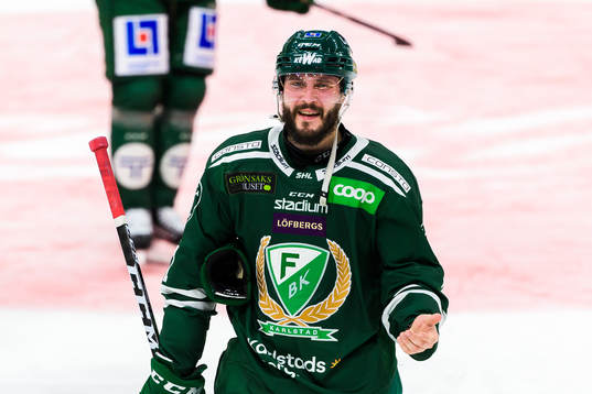 Färjestads Jesse Virtanen åker och pratar med domaren