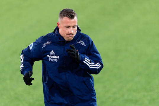 Djurgårdens Fredrik Ulvestad värmer upp innan