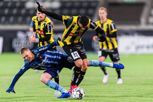 Djurgårdens Jonathan Augustinsson och Häckens Ahmed Yasin