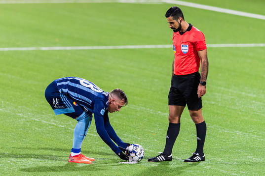 Djurgårdens Fredrik Ulvestad lägger bollen på