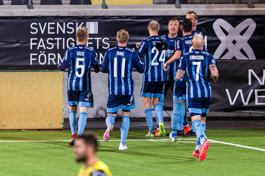 Djurgårdens Fredrik Ulvestad jublar med lagkamrater