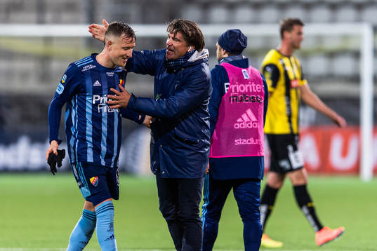 Djurgårdens Fredrik Ulvestad kramas om av sportchef Bosse