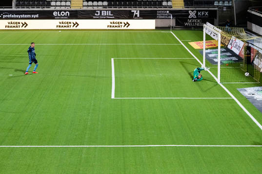 Djurgårdens Fredrik Ulvestad gör 0-2 på straff bakom