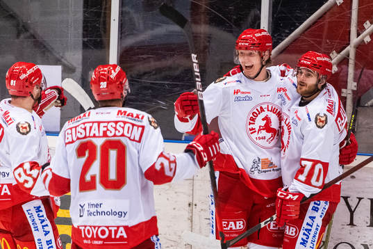 Trojas Linus Andersson jublar med Alexander Bjurström