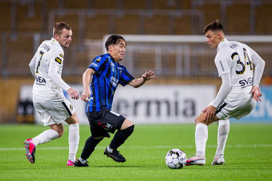 s Sebastian Larsson och Erik Ring under fotbollsmatchen i Allsvenskan mellan Sirius och AIK den 29 oktober 2020 i Uppsala.
