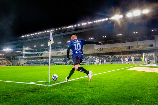 Sirius Elias Andersson med en hörna