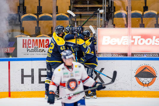 s spelare jublar med Linus Fröberg