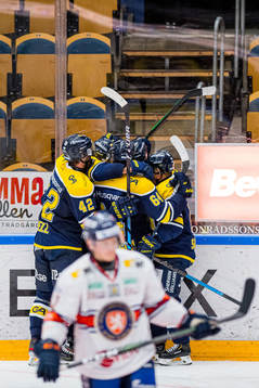 s spelare jublar med Linus Fröberg