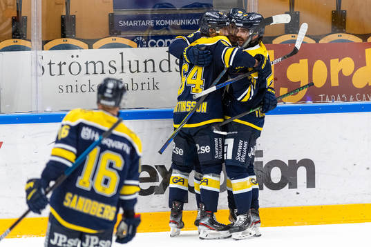 s Alexander Bergström (mitten) jublar med Eric Martinsson