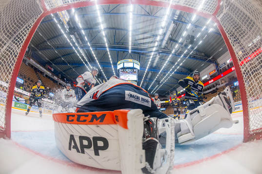 s Linus Fröberg gör 2-1 bakom Växjös målvakt Erik