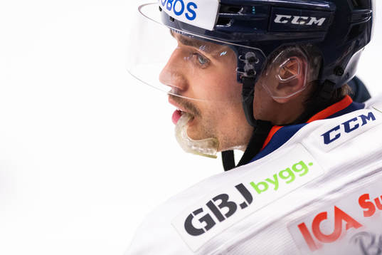 Växjös Emil Pettersson tuggar på tandskyddet