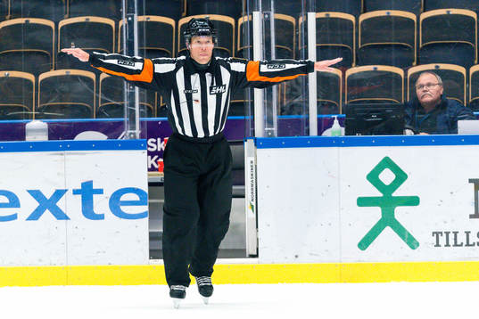 Domare Tobias Björk dömer bort ett mål