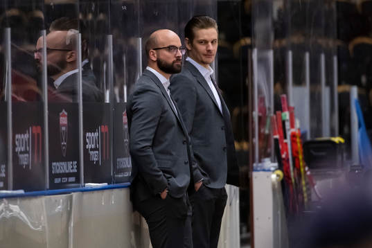 Modos tränare Björn Edlund och assisterande Anton