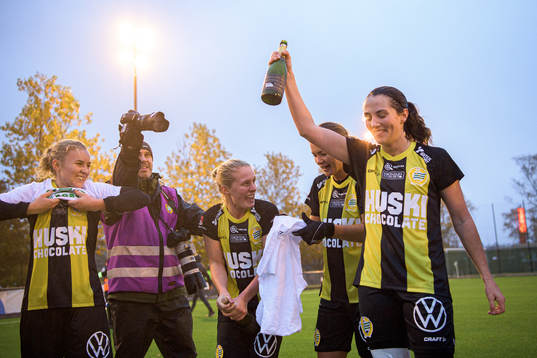 Hammarbys spelare jublar