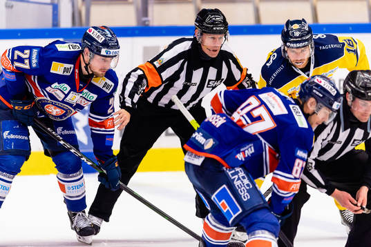 Domare Wolmer Edqvist mellan Växjös Martin Lundberg och