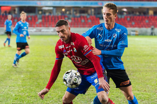 Östers James Keene i kamp med Halmstads Andreas Bengtsson