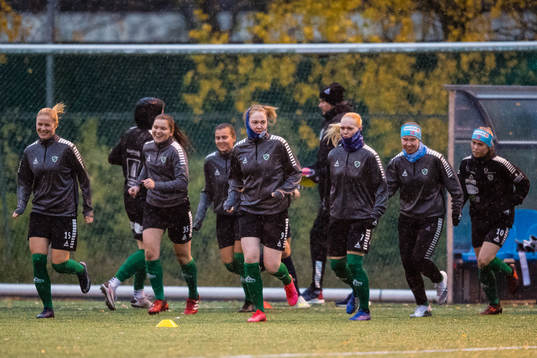 Martine Fredrikke Hansen, Sara Dønland, Vilde Bratland and Helene Sørensen of Fløya warms up ahead of the 1. divison football match between Grei and Fløya on November 1, 2020 in Oslo.