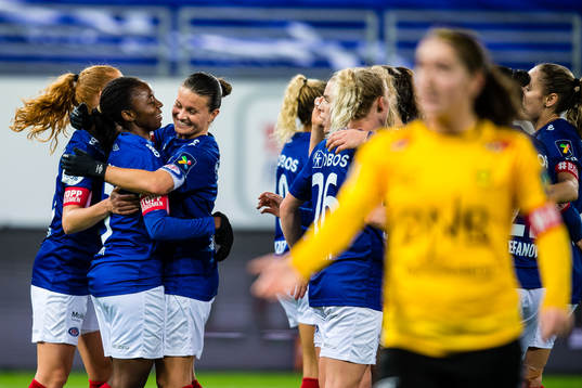 Ajara Nchout Njoya of Vålerenga celebrates after scoring the 4-1 goal