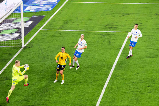 IFK Norrköpings målvakt Isak Pettersson tar ner bollen