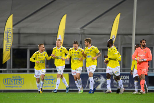 Falkenbergs spelare jublar med Carl Johansson efter 1-0