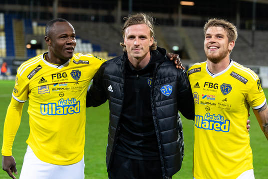 Falkenbergs Nsima Peter, Carl Johansson och Marcus Mathisen jublar