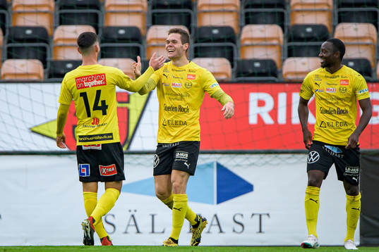 Mjällbys  Besard Sabovic , Jacob Bergström och Moses Ogbu jublar efter 2-0