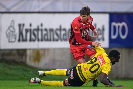 Östersunds Nikolaos Dosis och Mjällbys Moses Ogbu