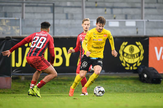 Östersunds Marco Weymans och Mjällbys Joel Nilsson