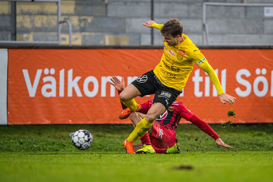 Mjällbys Joel Nilsson och Östersunds Marco Weymans