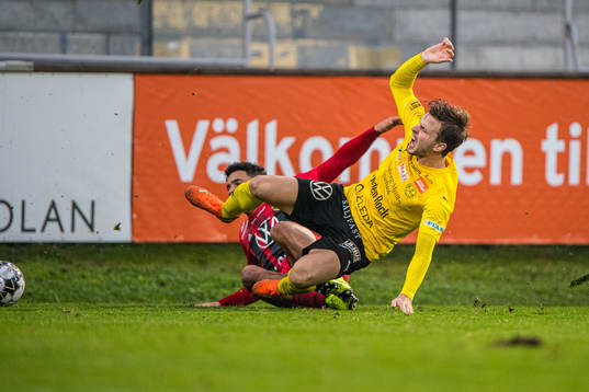 Mjällbys Joel Nilsson och Östersunds Marco Weymans