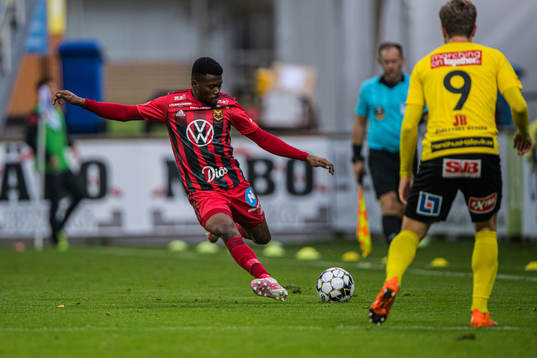 Östersunds Kalpi Wilfried Ouattara  och Mjällbys Joel
