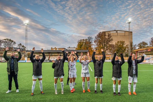 Rosengårds spelare jublar