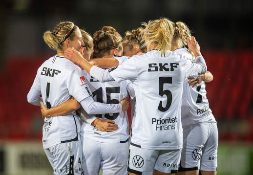Göteborgs Julia Zigiotti Olme jublar med lagkamrater efter 0-3