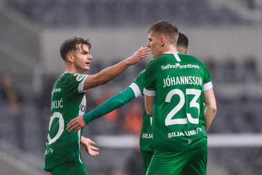 Hammarbys Alexander Kacaniklic jublar med Aron Johansson efter att Aimar Sher gjort 1-1