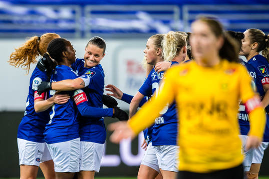 Ajara Nchout Njoya of Vålerenga celebrates with Sherida Spitse and Ingibjörg Sigurdardottir of Vålerenga after scoring the 4-1 goal
