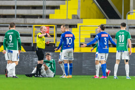 Norrbys Abdelrahman Saidi får rött kort av domare Patrik