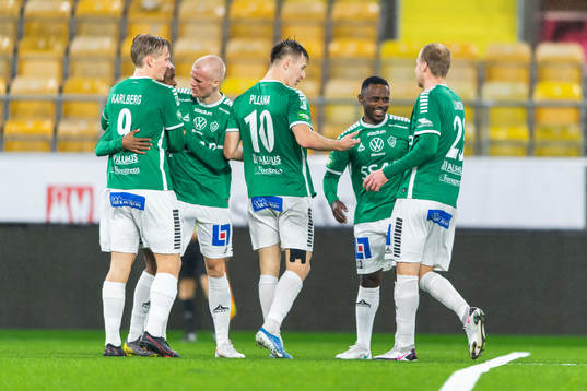 Brages Kristian Andersen (mitten) jublar med lagkamrater efter att han gjort 1-4