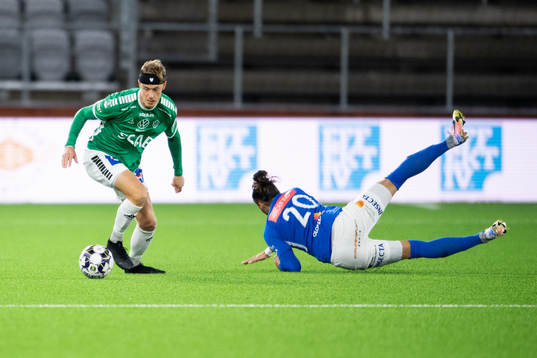 Brages Pontus Hindrikes i kamp med Norrbys Dijan Vukojevic