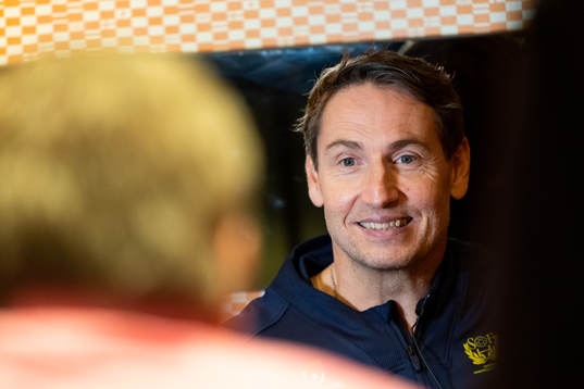 Förbundskapten Glenn Solberg blir intervjuad