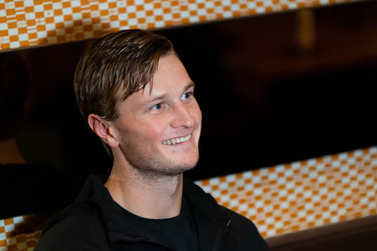 Jonathan Carlsbogård blir intervjuad