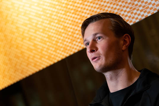 Jonathan Carlsbogård blir intervjuad